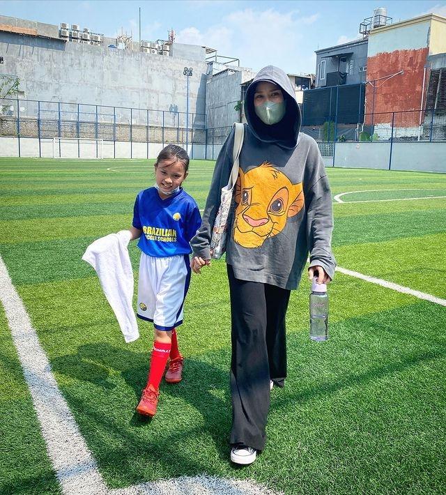 Potret Kala Zaskia Adya Mecca Main Bola(Instagram/@zaskiadyamecca)