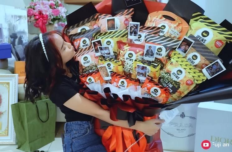 Momen Fuji Unboxing Kado Ultah (YouTube Fuji An)