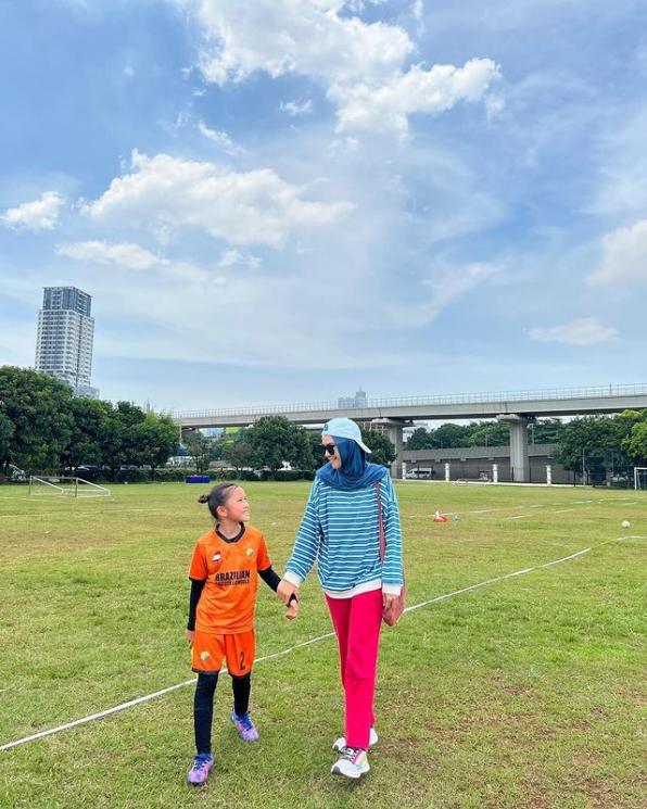 Potret Kala Zaskia Adya Mecca Main Bola(Instagram/@zaskiadyamecca)