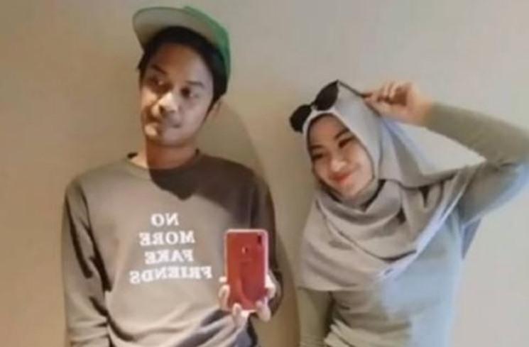 Potret Romantis Dicky Difie dan Istri. (Instagram/alifah_eby28)
