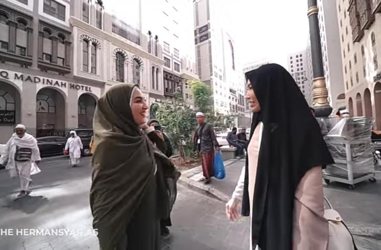 Ashanty temui Ayu Dewi di Tanah Suci (YouTube/The Hermansyah A6)
