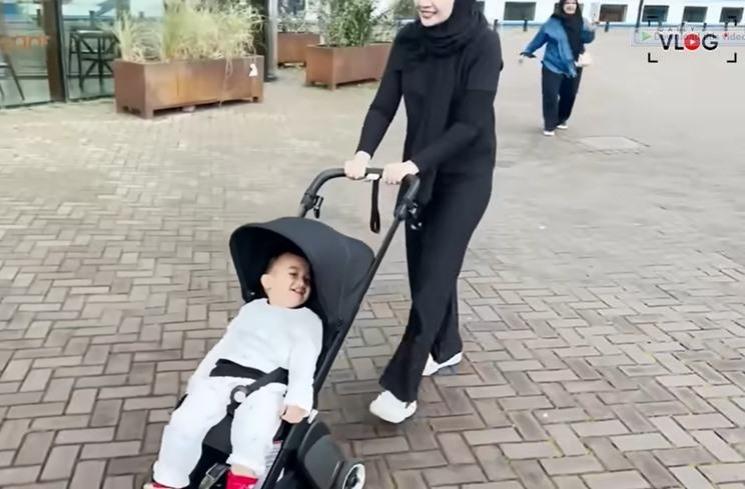 Potret Ukkasya di Belanda. (YouTube/The Sungkar Family)