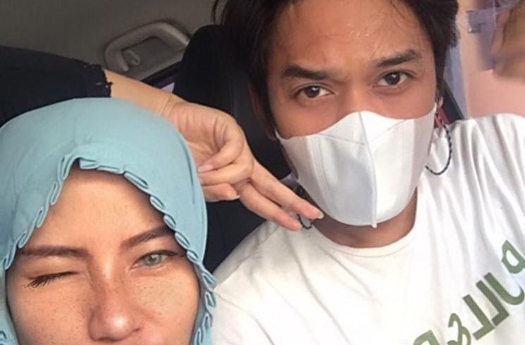 Potret Romantis Dicky Difie dan Istri. (Instagram/alifah_eby28)