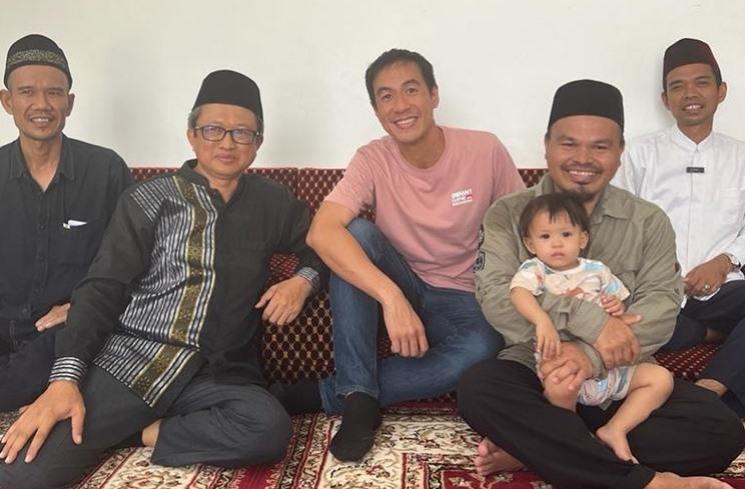 Momen Daniel Mananta ikut pengajian Ustaz Abdul Somad. (Instagram/@ustadzabdulsomad_official)