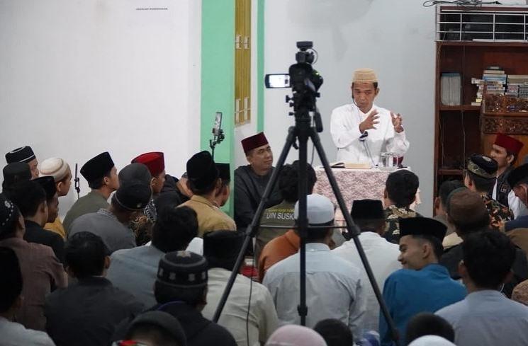 Momen Daniel Mananta ikut pengajian Ustaz Abdul Somad. (Instagram/@ustadzabdulsomad_official)