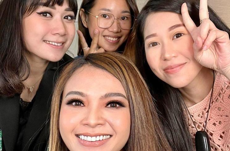 Momen Puput Nastiti istri Ahok belajar jadi MUA. (Instagram/@ntpnd)