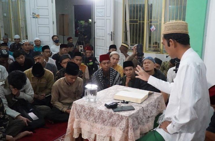 Momen Daniel Mananta ikut pengajian Ustaz Abdul Somad. (Instagram/@ustadzabdulsomad_official)