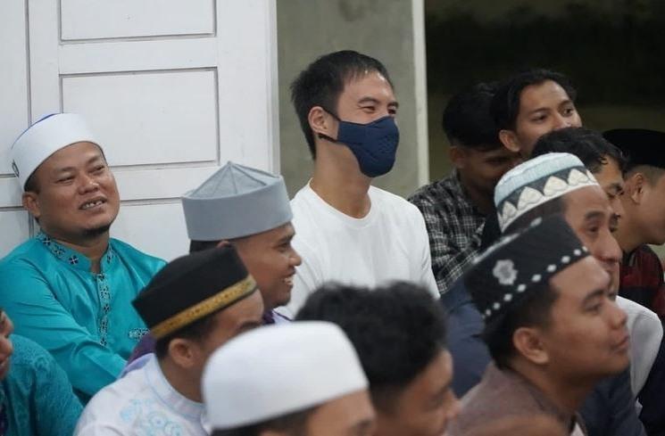 Momen Daniel Mananta ikut pengajian Ustaz Abdul Somad. (Instagram/@ustadzabdulsomad_official)