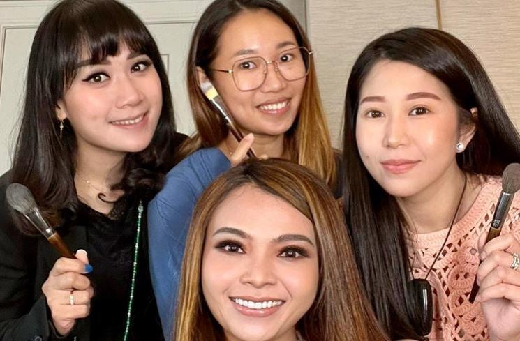 Momen Puput Nastiti istri Ahok belajar jadi MUA. (Instagram/@ntpnd)