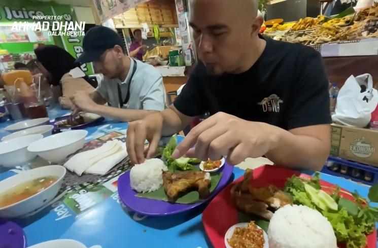 Momen Ahmad Dhani Belanja di Pasar Blok M (YouTube/AHMAD DHANI DALAM BERITA)