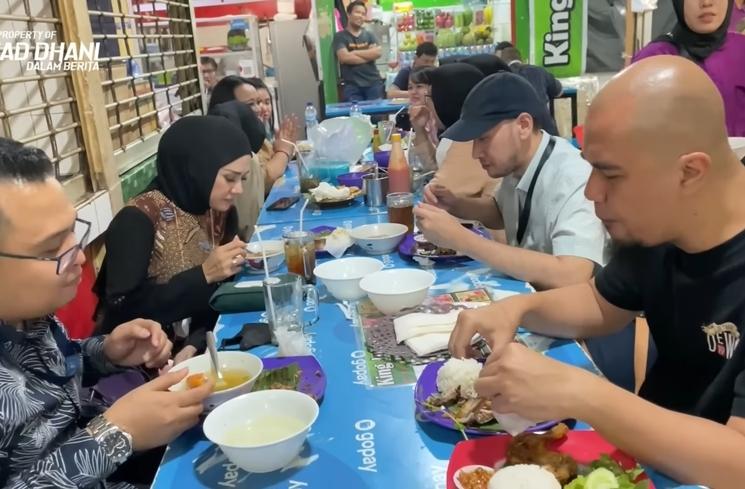 Momen Ahmad Dhani Belanja di Pasar Blok M (YouTube/AHMAD DHANI DALAM BERITA)