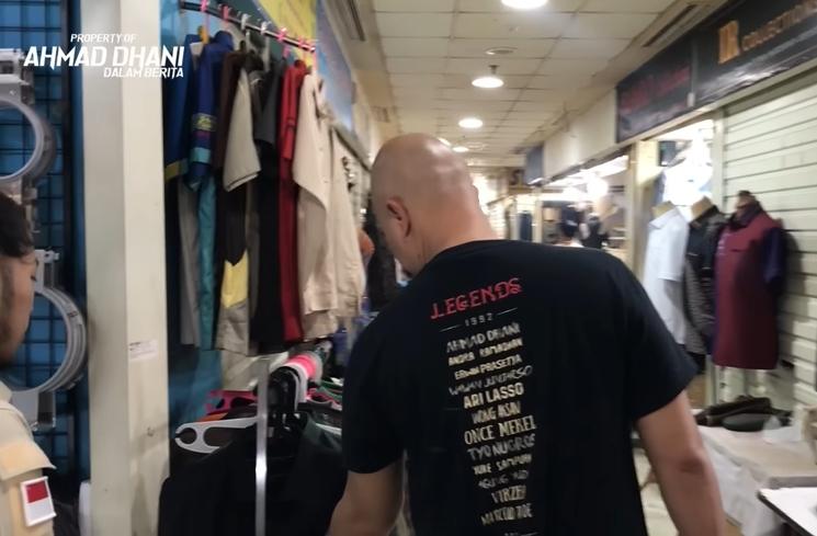 Momen Ahmad Dhani Belanja di Pasar Blok M (YouTube/AHMAD DHANI DALAM BERITA)