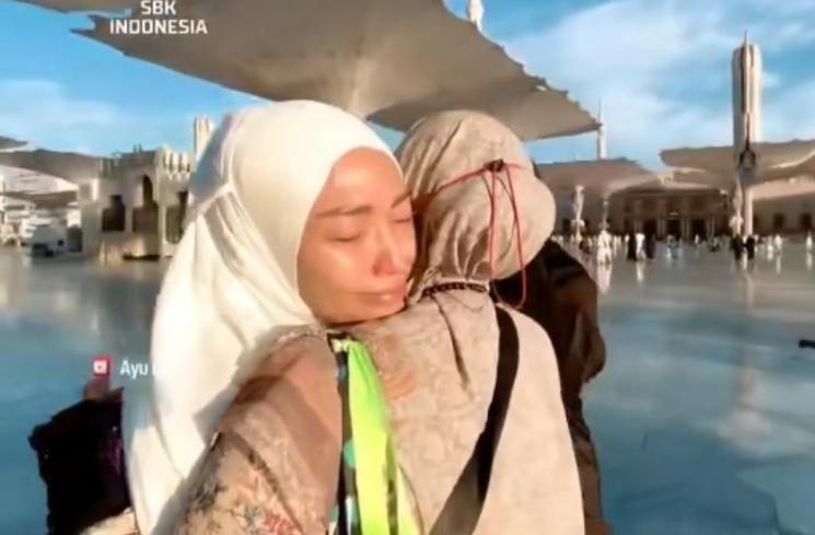 Ayu Dewi menangis di pelukan kerabat (TikTok/@queendilan292)