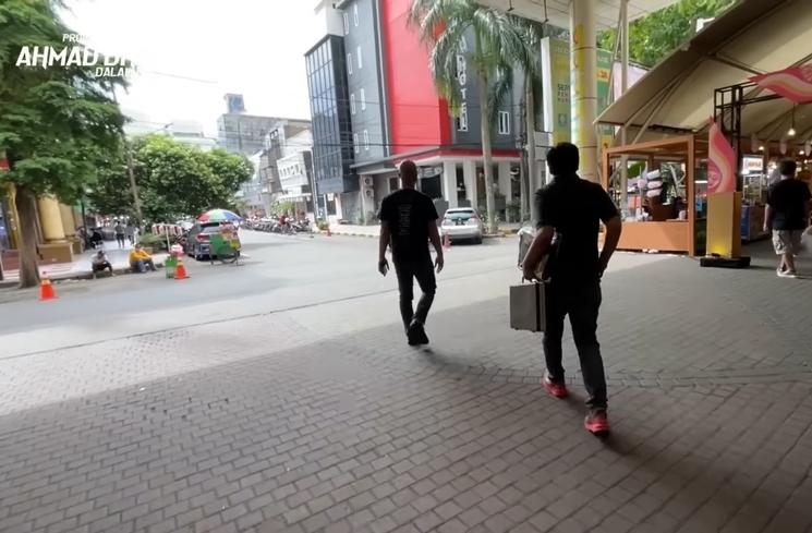 Momen Ahmad Dhani Belanja di Pasar Blok M (YouTube/AHMAD DHANI DALAM BERITA)