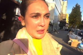 10 Potret Luna Maya Kunjungi Lokasi Tragedi Halloween Itaewon, Tinggalkan Doa untuk Korban