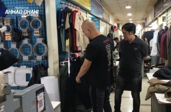 10 Momen Ahmad Dhani Belanja di Pasar Blok M, Sempatkan Makan Siang Bareng Istri