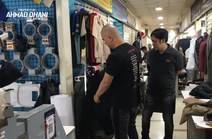 Momen Ahmad Dhani Belanja di Pasar Blok M (YouTube/AHMAD DHANI DALAM BERITA)