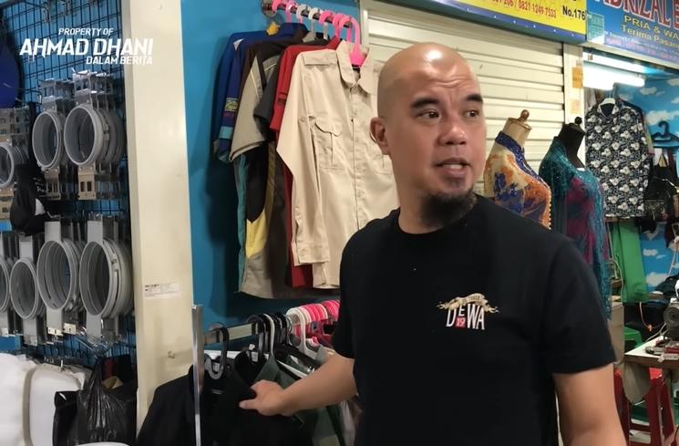 Momen Ahmad Dhani Belanja di Pasar Blok M (YouTube/AHMAD DHANI DALAM BERITA)