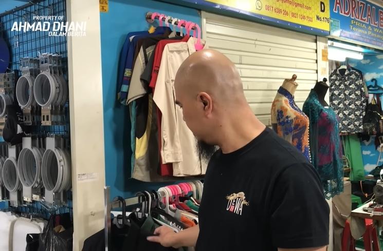 Momen Ahmad Dhani Belanja di Pasar Blok M (YouTube/AHMAD DHANI DALAM BERITA)