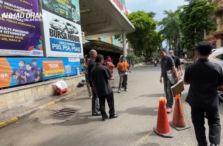 Momen Ahmad Dhani Belanja di Pasar Blok M (YouTube/AHMAD DHANI DALAM BERITA)