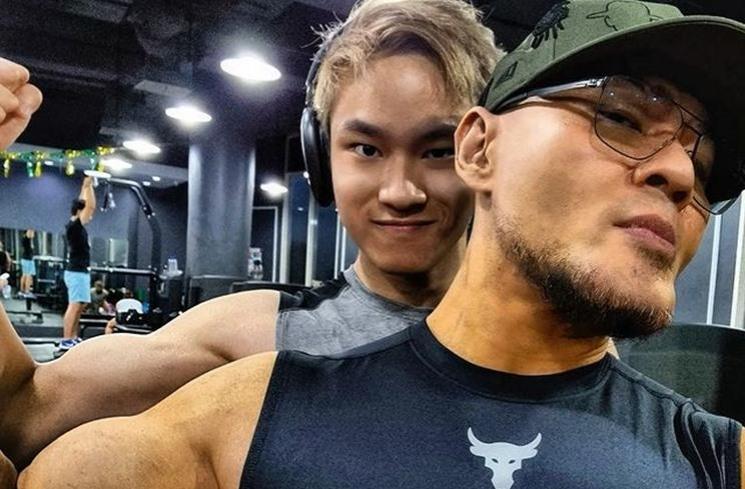 Anak Cowok Artis yang Beranjak Jadi Pemuda Tampan. (Instagram/@azkacorbuzier)