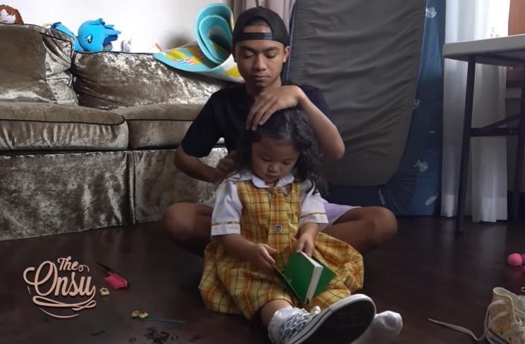 Potret Betrand Peto momong Thalia dan Thania (YouTube/The Onsu Family)