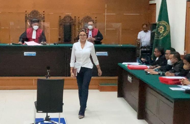 Nikita Mirzani di Pengadilan Negeri Serang, Senin (14/11/2022). (MataMata.com/Adiyoga Priyambodo)