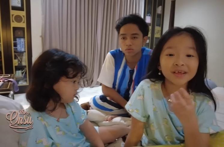 Potret Betrand Peto momong Thalia dan Thania (YouTube/The Onsu Family)