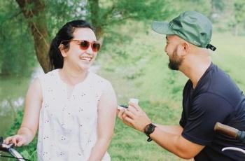 Sederhana Banget! Rachel Amanda Ternyata Dilamar pas Lagi Sepedaan di Tepi Sawah