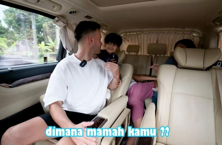 Momen Nikita Mirzani dijenguk anak di tahanan (YouTube/Crazy Nikmir REAL)