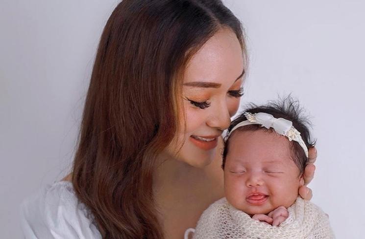 Momen Pemotretan Zaskia Gotik dan Dua Putri Kecilnya (Instagram/@zaskia_gotix)