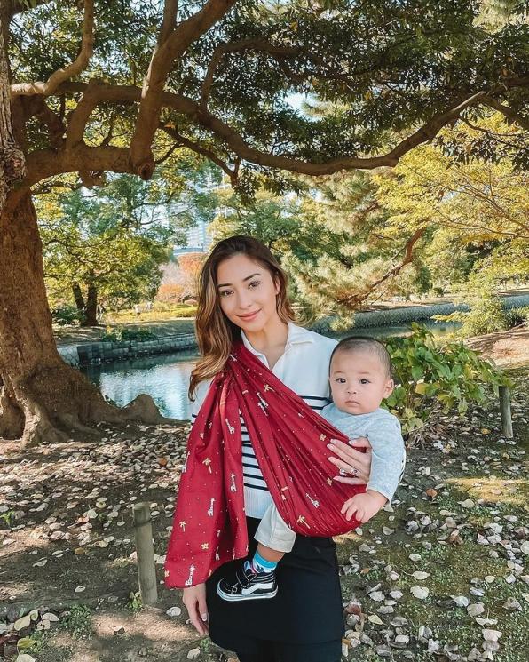 Artis Gendong Anak Pakai Kain (Instagram/nikitawillyofficial94)