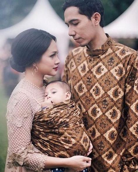 Artis Gendong Anak Pakai Kain (Instagram/andienaisyah)