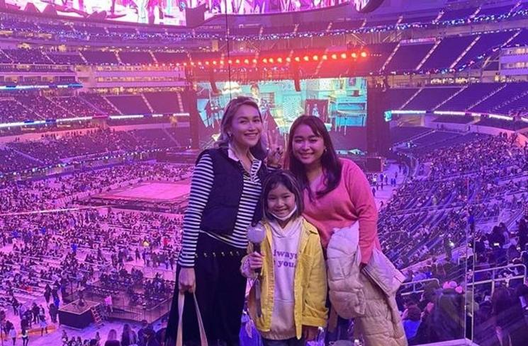 Potret Ayu Ting Ting dan Bilqis nonton konser K-Pop (Instagram/@ayutingting92)