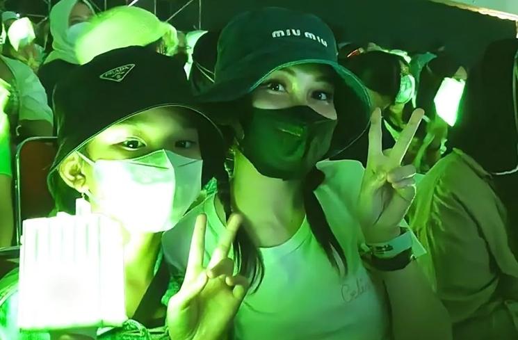 Potret Ayu Ting Ting dan Bilqis nonton konser K-Pop (Instagram/@ayutingting92)