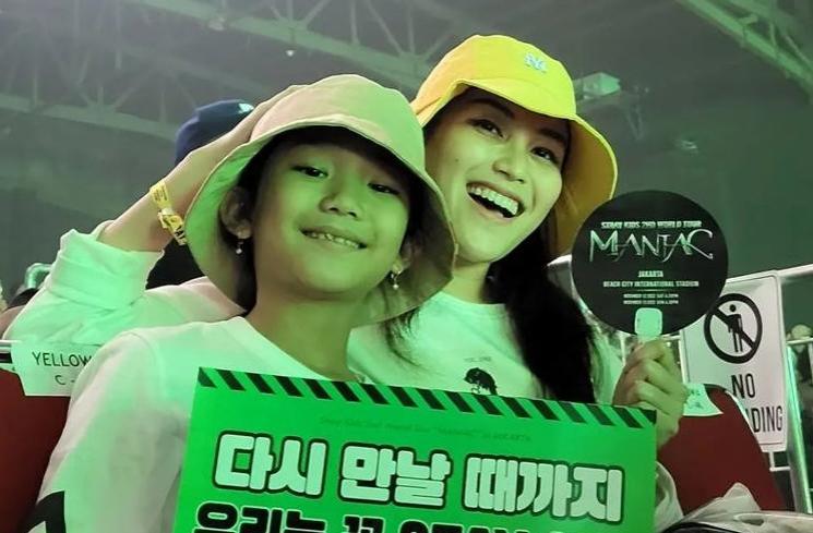Potret Ayu Ting Ting dan Bilqis nonton konser K-Pop (Instagram/@ayutingting92)
