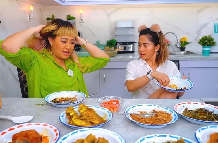 Momen Seru Pinkan Mambo Mukbang Bareng Farida Nurhan (YouTube Farida Nurhan)