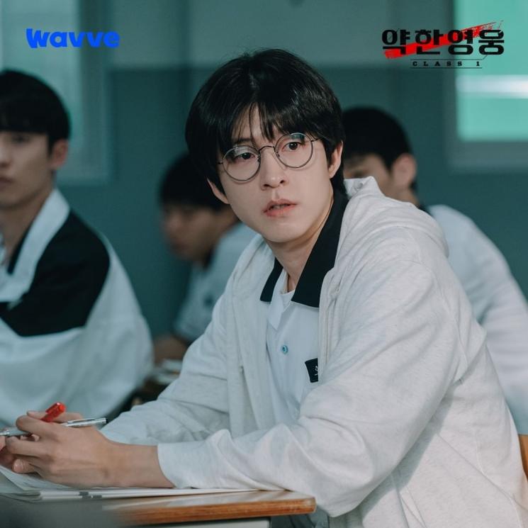 Potret Hong Kyung di Weak Hero Class 1 (Instagram/@wavve.official)
