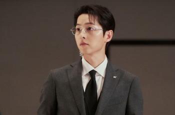 Setahun Pacaran Kelewat Batas, Song Joong Ki Dituduh Hamili Pacar Bule di Luar Nikah