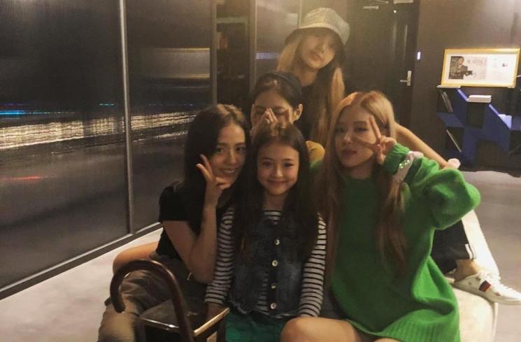 Jennie BLACKPINK dan 'adik', Ella Gross (Koreaboo)