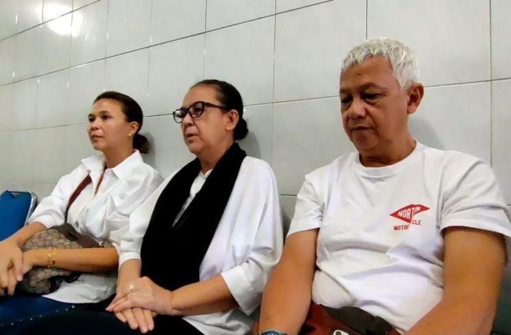 Istri Rudy Salam, Marina Gardena (kacamata hitam) bersama anak (kemeja putih) dan adik Rudy Salam, Chris Salam di RS Primaya, Cikini, Jakarta Pusat pada Jumat (18/11/2022). (MataMata.com/ Rena Pangesti)