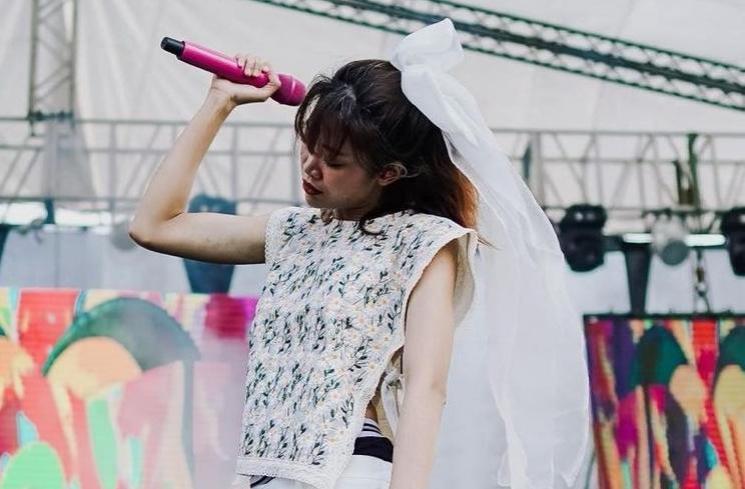 Aksi Kontroversial Artis di Panggung (Instagram/@widikidiwdkdw)