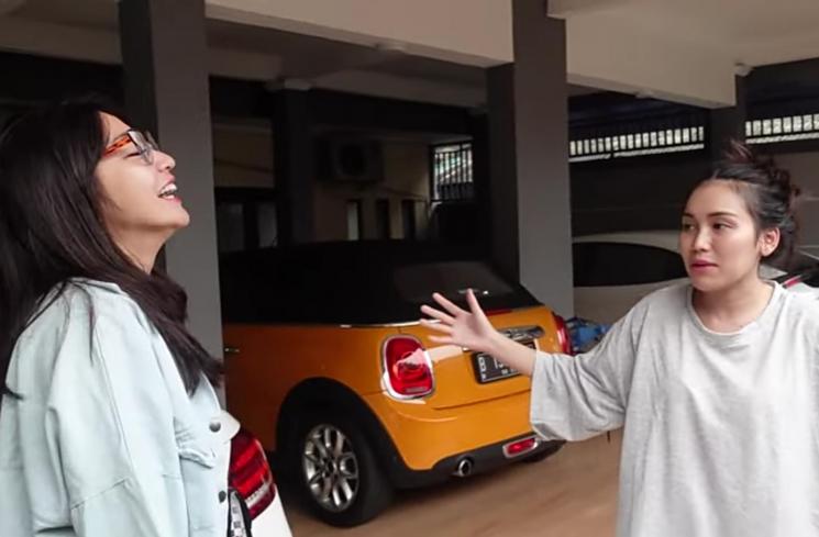 Hesti Purwadinata sidak rumah Ayu Ting Ting (YouTube/Hesti Purwadinata)
