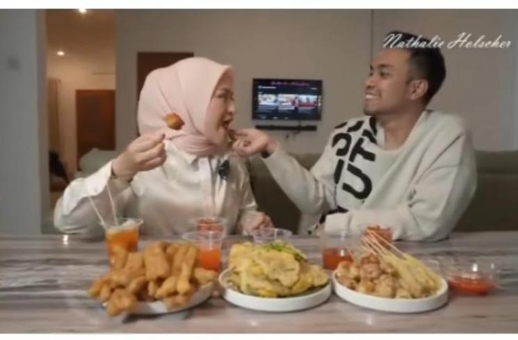 beda sikap Nathalie Holscher suap-suapan dengan Sule dan Faris (TikTok/@semua.1231)