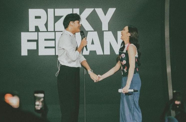 Aksi Kontroversial Artis di Panggung (Instagram/@rizkyfbian)