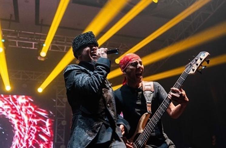 Aksi Kontroversial Artis di Panggung (Instagram/@ahmaddhaniofficial)