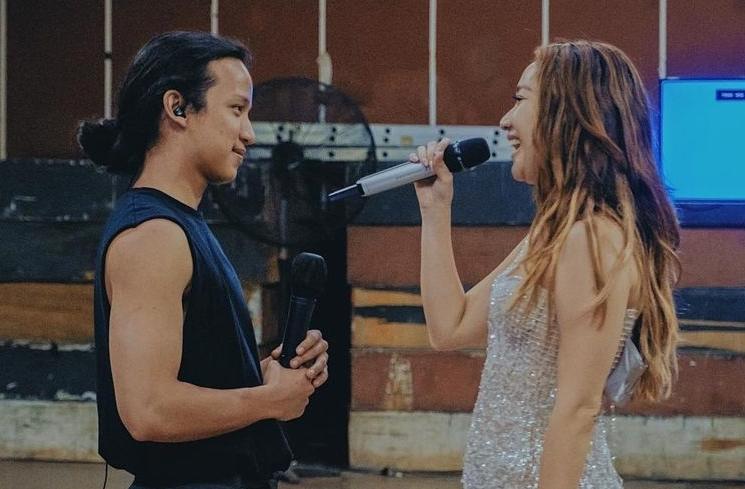 Aksi Kontroversial Artis di Panggung (Instagram/@rayprasetya22)