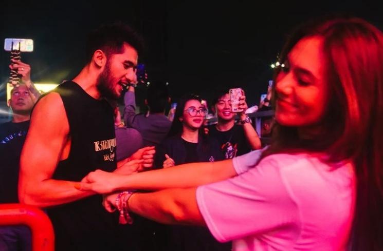 Gaya Pacaran Wulan Guritno dan Shalom Razade (Instagram/@wulanguritno)