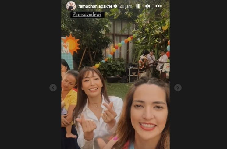 Nia Ramadhani ketemu Ayu Dewi. (Instagram/@ramadhaniabakrie)
