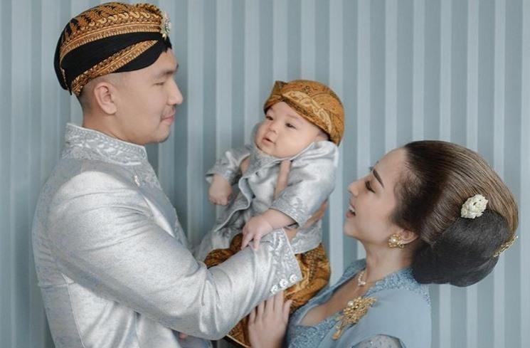 Momen Tedak Siten Baby Izz Anak Nikita Willy. (Instagram/thepotomoto)